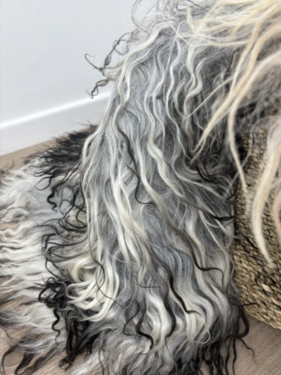 Close-up of Greenlandic sheepskin rug showing long crinkled wool texture with natural movement and variation
